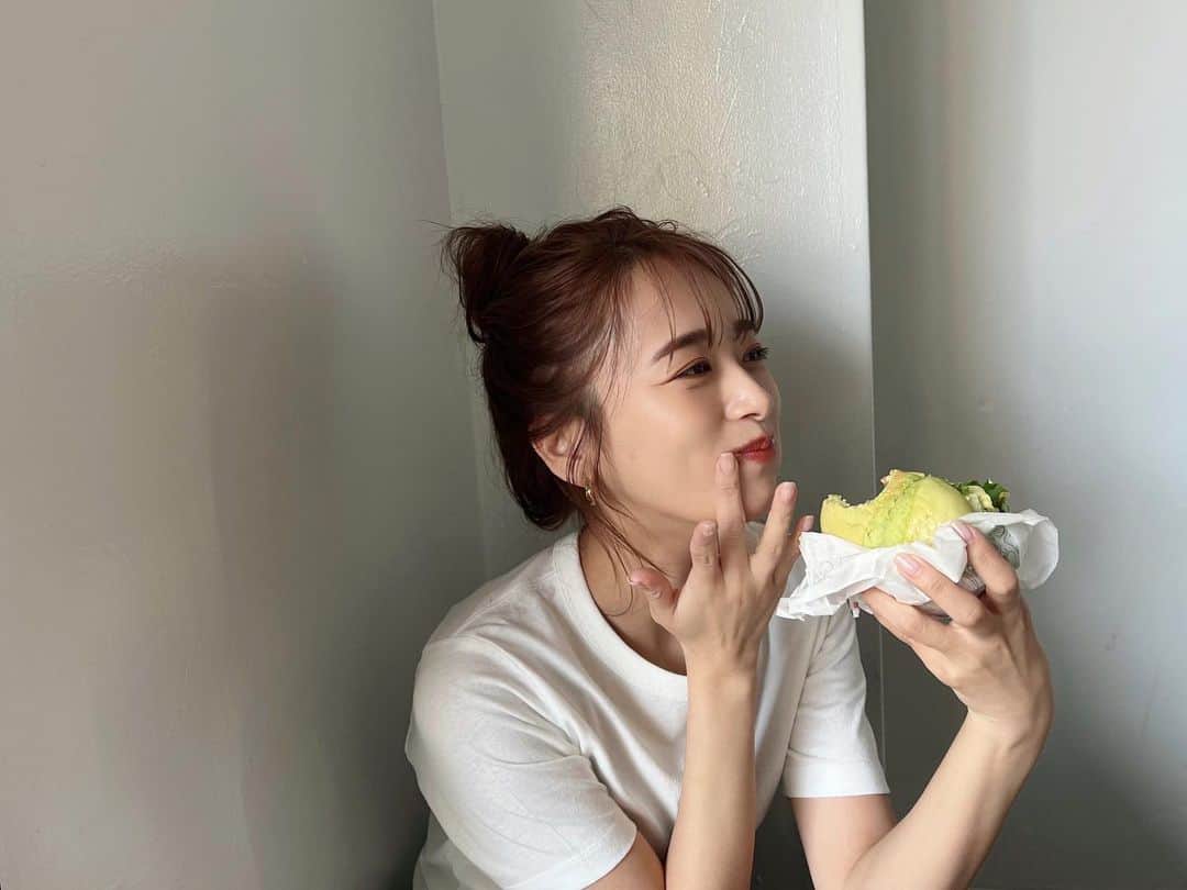 近藤千尋のインスタグラム：「CMをさせてもらっている モスバーガーの グリーンバーガーが現場に😳🌸🌱 ありがとうございます😭💕 おいしー！さいこー！ みなさんも是非食べてみてね🧏🏻‍♀️  今日はミッキーに囲まれて 幸せな撮影でした📸❤️ また情報解禁されたら告知します😇」