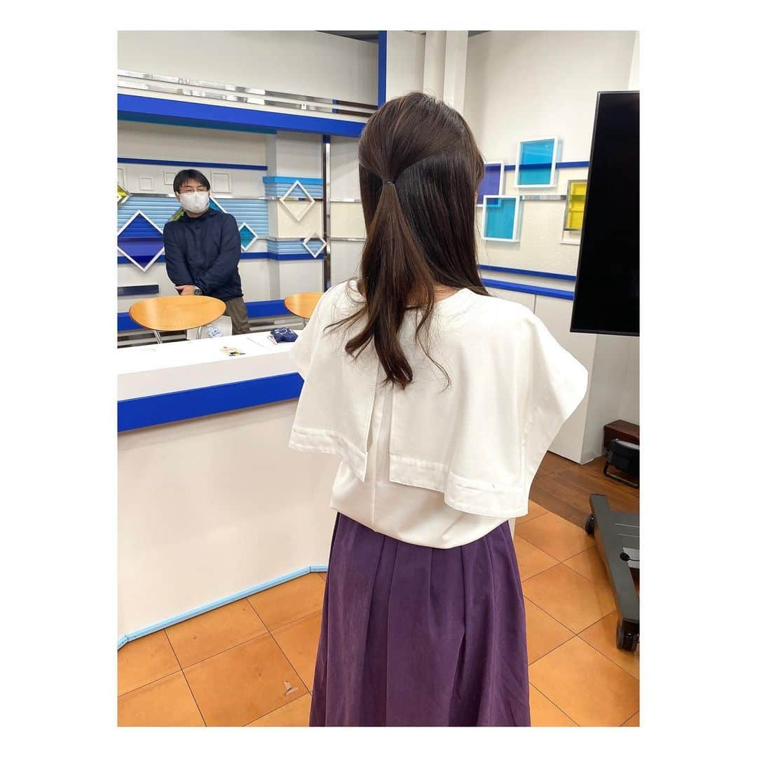 小野口奈々さんのインスタグラム写真 - (小野口奈々Instagram)「・ 先週の衣装は、 大きな襟が特徴のトップスでした👚 実は後ろも可愛くて💓 伸縮性のある素材なので着心地も抜群☺️  3枚目は2月の最後に着用した春ワンピース👗 気持ちまで明るくなるレモンイエローが素敵でした🍋  #アナウンサー衣装 #30代ファッション #ファッション #春コーデ #ビッグカラートップス  #春ワンピース #fashion #herencia  #ヘレンチア @herencia_official」3月14日 16時47分 - nana0no