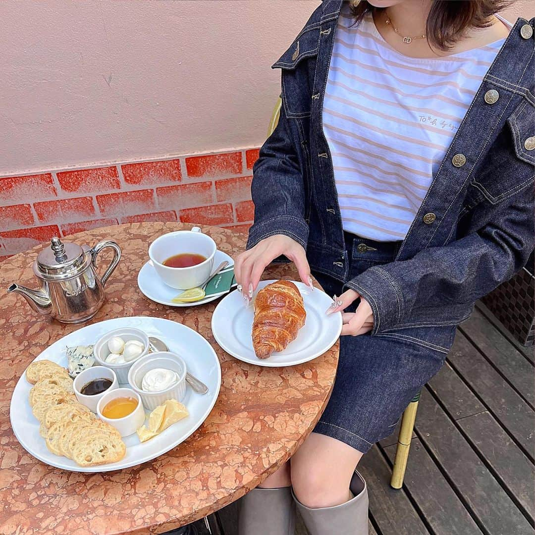 ayaさんのインスタグラム写真 - (ayaInstagram)「🥐☕️🧾  𝘿𝙚𝙣𝙞𝙢 𝙘𝙤𝙙𝙚 ꔛ  @tob_by_agnesb の デニムでセットアップコーデ🍒  Made in JAPANで 着やすいし、 デニムの色合いと ステッチのカラーも すごく綺麗‎( ᷇࿀ ᷆ )🪡  中に着たボーダーのロンTも 着心地がめちゃ良い！！ カラバリもピンク以外に ミントやグレー、レッド、 ブラック、ブルーなど豊富🥨⺌  ジャケットのボタンが星だったり、 スカートには後ろにロゴ刺繍が 入っててかわいい〜🇫🇷！  この春カフェとかピクニックに 着て行きたいな🌷  #tobbyagnesb #agnesb #daikanyama #daikanyamacafe #cafemichelangelo #トゥービーバイアニエスベー #アニエスベー#パリジェンヌスタイル #SSコレクション #PR #デニムコーデ #デニムジャケット #春コーデ #春ファッション #代官山 #代官山カフェ #代官山グルメ #代官山ランチ #カフェミケランジェロ #カフェ #カフェ巡り #カフェスタグラム #かふぇ #かふぇめぐり #かふぇすたぐらむ」3月14日 16時55分 - xxayapink