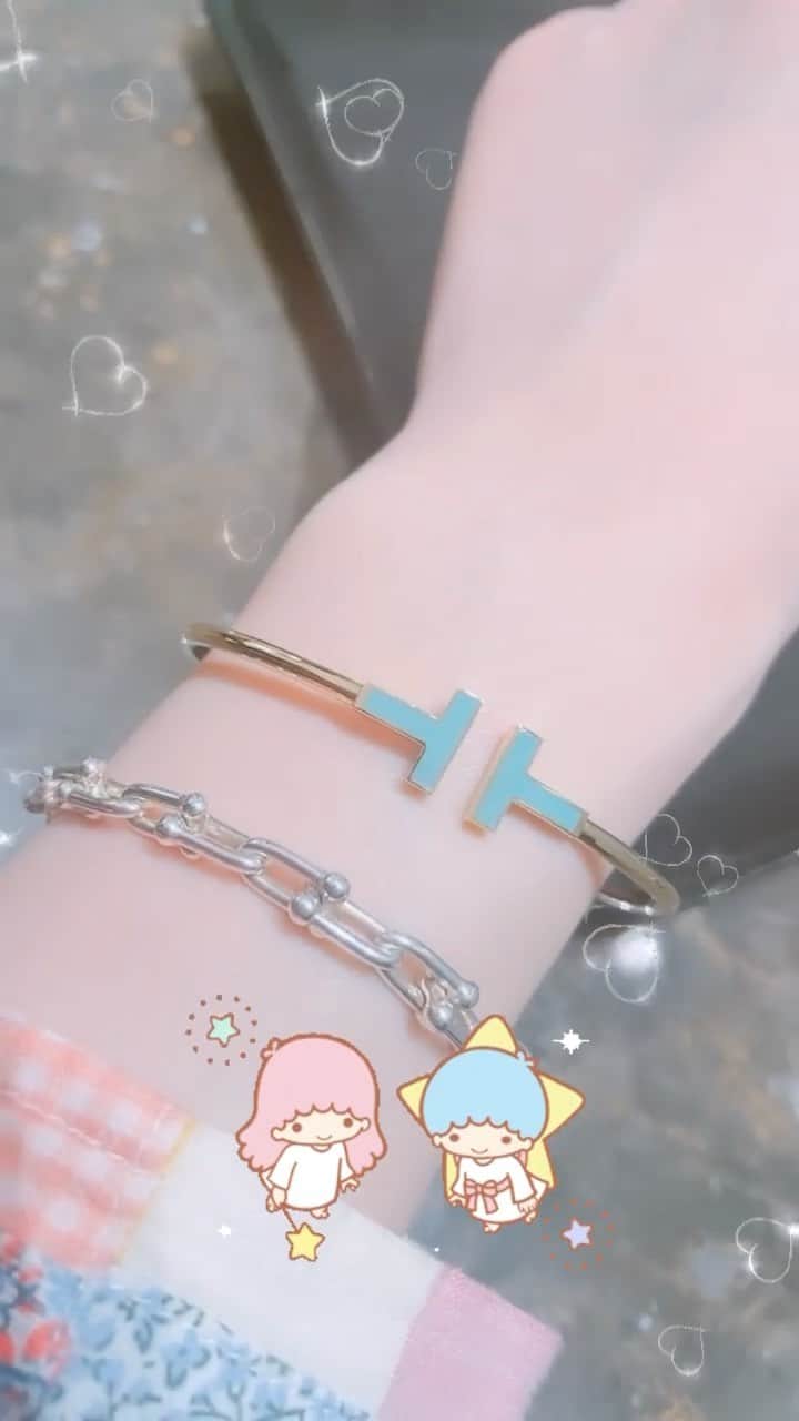 橘芹那のインスタグラム：「#20220312 #hbd  #tiffany #tiffanyandco   念願のTワイヤーのブレスレット🎁✨ やっぱりゴールドが好き😊 誕生日プレゼントありがとう🤍💙」