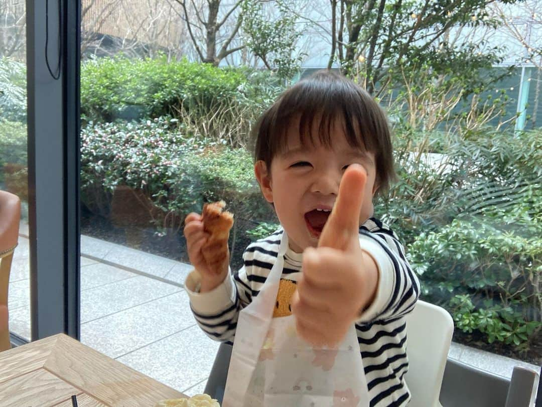 赤谷奈緒子さんのインスタグラム写真 - (赤谷奈緒子Instagram)「👍💕 . . 👶くん、外食が今まで数少ないんですが(全然食べないので済まして行くか持っていく事が多くて…)、久しぶりの外食はまだ食べてくれて良かった👏☺︎ . . ランチ後お茶もでき、 ボーネルンドでは個々に遊んだり仲良くおままごとしたりと楽しそうに遊んでて可愛いかったなぁ☺️💕 . . #2歳1ヶ月#男の子ママ#男の子#lunch#名古屋」3月14日 16時52分 - naokoakatani