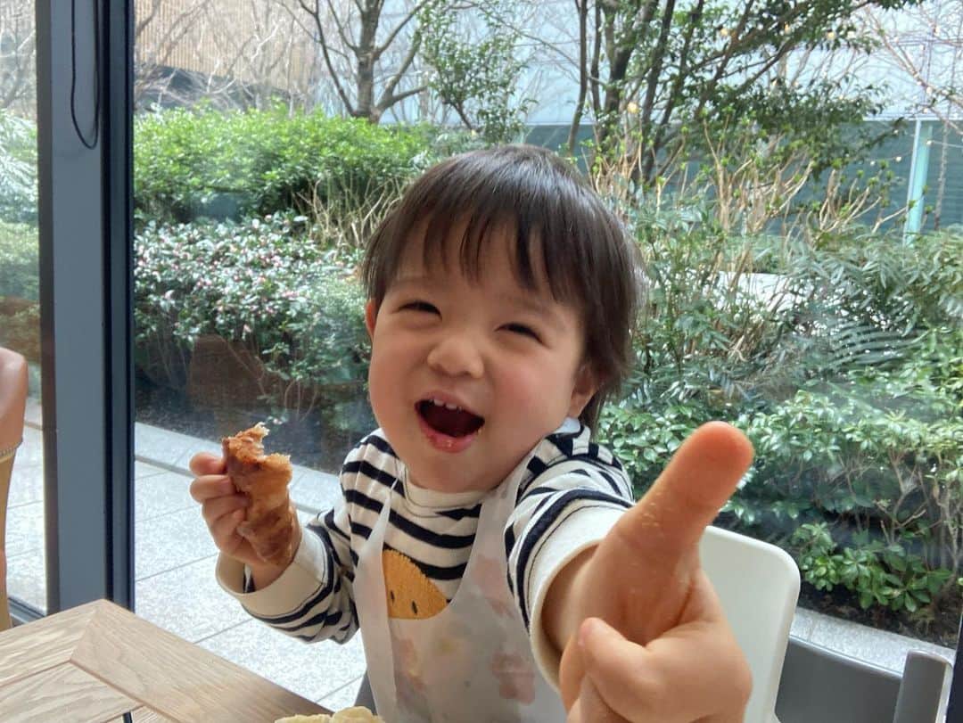 赤谷奈緒子のインスタグラム：「👍💕 . . 👶くん、外食が今まで数少ないんですが(全然食べないので済まして行くか持っていく事が多くて…)、久しぶりの外食はまだ食べてくれて良かった👏☺︎ . . ランチ後お茶もでき、 ボーネルンドでは個々に遊んだり仲良くおままごとしたりと楽しそうに遊んでて可愛いかったなぁ☺️💕 . . #2歳1ヶ月#男の子ママ#男の子#lunch#名古屋」