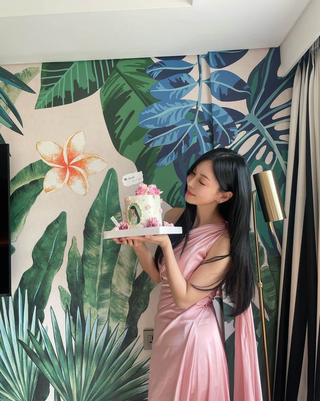 のインスタグラム：「#슬림9 @slim9.official 🥰💕💐」