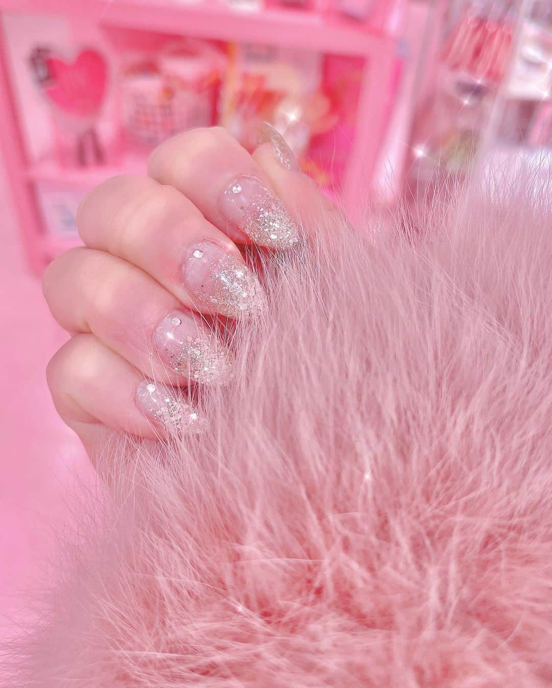 藤崎里菜のインスタグラム：「キラキラ✧‧˚ ⿻  #ネイル #nail #ジェルネイル #ラメグラデーション #ラメネイル #キラキラ #ワンホンネイル #グラデーションネイル #ネイルデザイン#キラキラネイル」