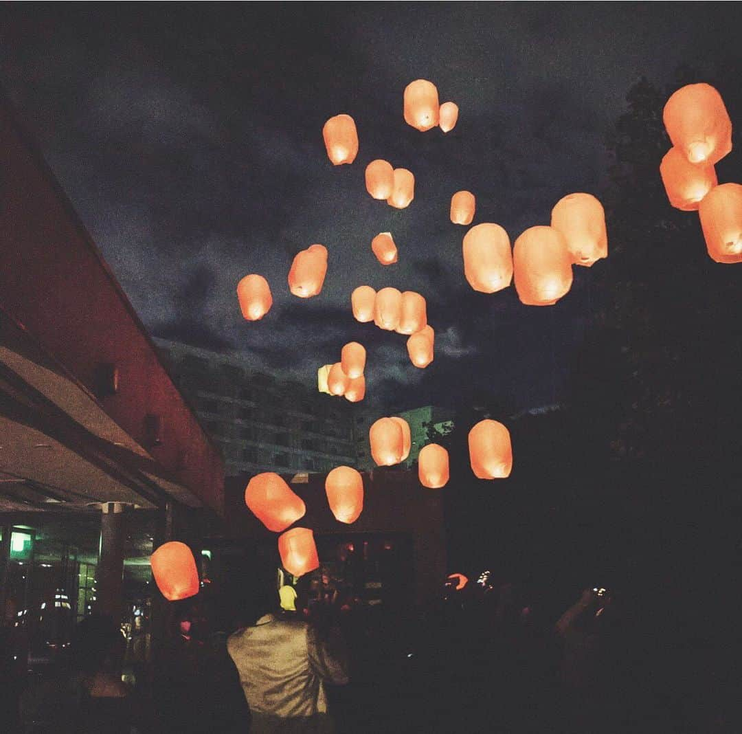 アマンダンヒルズさんのインスタグラム写真 - (アマンダンヒルズInstagram)「あたたかな灯りと共に、 夜空いっぱいに舞い上がるランタン  大自然の中だからこそできる、幻想的な演出 夜空を見上げながら、 おふたりと、大切なゲストの皆様の想いが、  一つになる瞬間です  そこにいる皆の願いを、ランタンに込めて  #アマンダンヒルズ #amandanhills #ノバレーゼ #wedding #結婚式場探し #プレ花嫁 #婚約 #プレ花 #bridal #神奈川花嫁 #ウェディングフォト #卒花 #リゾートウェディング #ガーデンウエディング  #ランタン #神奈川 #厚木」3月14日 17時15分 - amandan_hills_official