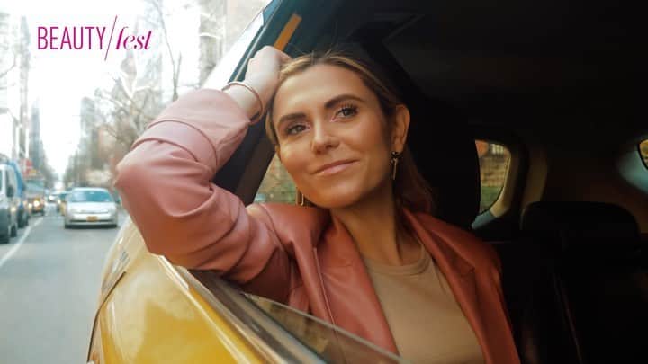 Mayela Vazquezのインスタグラム：「Con este video cerramos #beautyfest @liverpool_mexico ✨Una fragancia nos da la oportunidad de mostrar una parte muy personal de nosotros. El aroma de una persona te puede transportar a momentos y lugares, es una forma de comunicarnos sin decir nada. Es tu sello personal, y una manera en que otros perciben parte de tu esencia. Tu fragancia es tu historia, tú escoges cómo contarla 💛Usando @guccibeauty @gucci Flora Gorgeous  Director @raultovar  DOP Camera @phephilms  Editor @nicolecimei  Project Manager @karladelpilar_  Hair @mrtnplascencia  Location @walkerhotels  . . . . . #beauty #beautytips #liverpoolmexico #beautymakeup #fragancia #gucciperfume #guccibeauty #walkerhotel #walker #mayelavazquezbeauty #perfumecollection #newyork #newyorkcity」