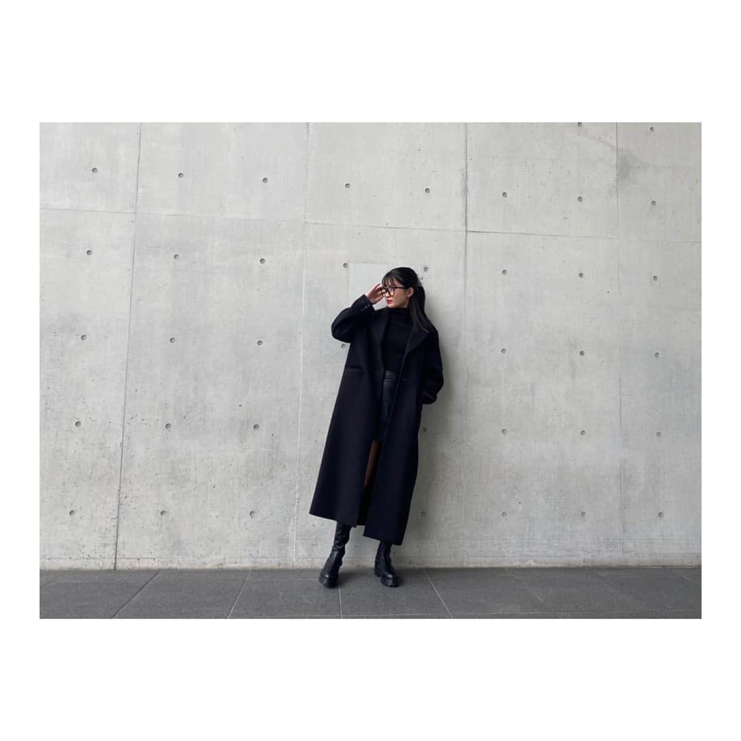 湊胡遥のインスタグラム：「・ オールブラックな日🖤 SLY×Emmaさんのコートが 超ロング丈ですごくお気に入りっ ブランドはタグ付けしてます🏷  最近暖かくなってきたね~ 今年も春色のお洋服が楽しみ🌷 #nicola」