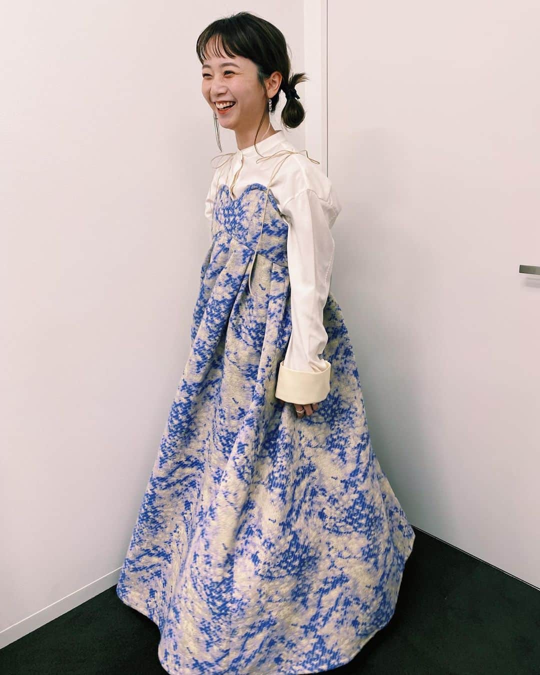 三戸なつめのインスタグラム：「昨日は奈良でお仕事がありました🌸東京よりも気温があったかい気がして奈良にも春が来たんだなぁって当たり前のことなんだけど、なんだか嬉しかった☺️ 2度目のコンベンションセンターでNHKさんが主催する奈良のお水取り・東大寺修二会を8Kの大画面で鑑賞させていただきました。 とっても深い歴史と信念を感じられて、胸がギュッとなりました。 お水取りの映像を通して、世界の平和とコロナの終息、自分のファンのみんなや周りの大切な人たちが豊かで笑顔溢れる毎日になりますように。無力ながら映像を見ながらわたしも願いました。 このタイミングで、奈良のお水取りのことを改めて勉強できてよかったなぁと感じた1日でした。 今日もあったかい1日ですねー☀️ 当たり前にある毎日に感謝してほのぼのとしゃかりきをうまく交わらせて頑張りたい🏋️‍♀️ みんなも1週間のはじまり、気楽にやりましょう〜🌸 . hair make @seika73  styling @komiyama8  ありがとうー☺️🌸 #mito_natsume」