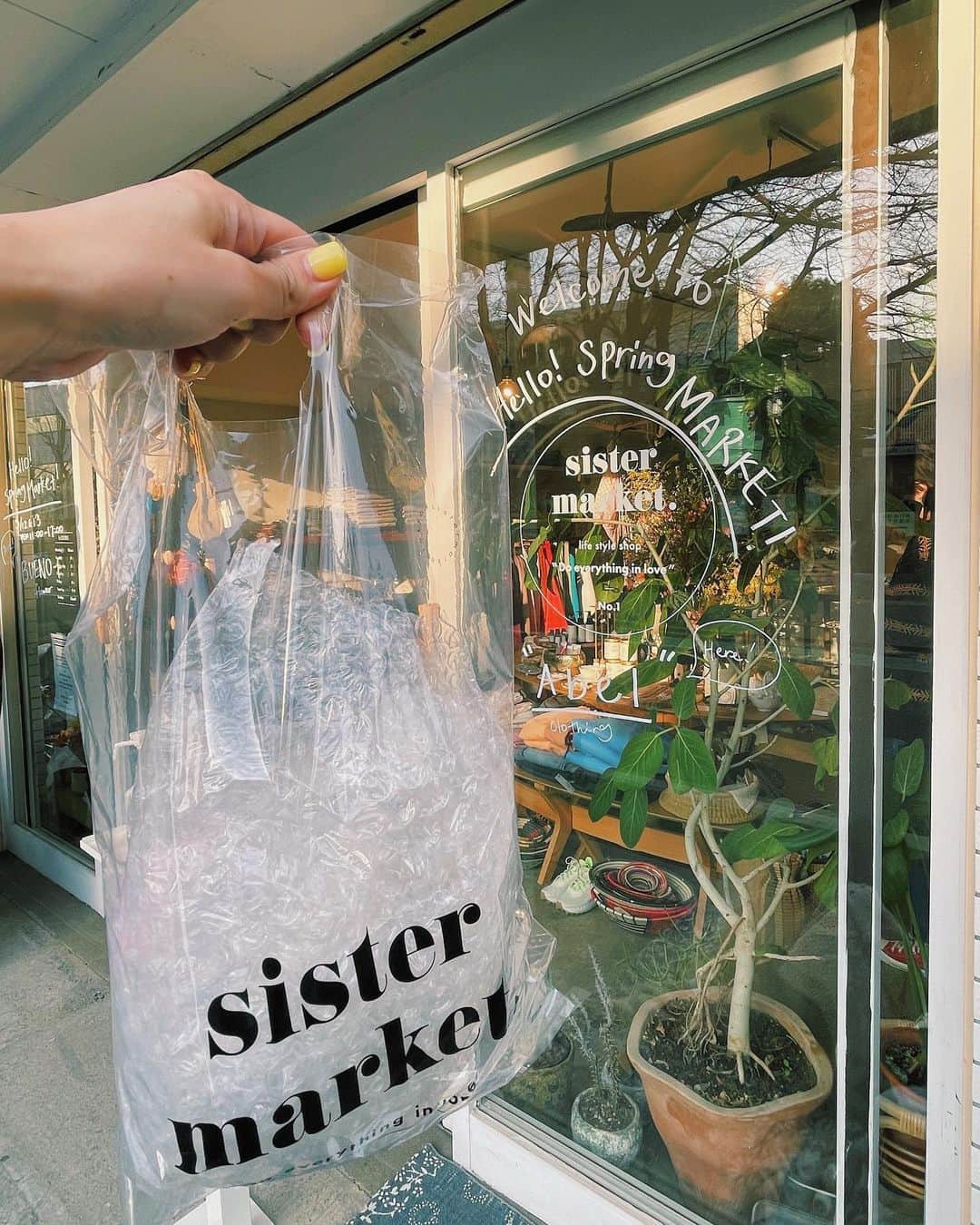 原田沙奈子さんのインスタグラム写真 - (原田沙奈子Instagram)「お店に遊びにいらしたたくさんの方と一緒に楽しく愉快な週末でした🌸 @sister_market で初めて参加させてもらったイベント“Hello!Spring Market”！そこにいるだけで得られるワクワク感。 普段はオンライン販売だから実際に見て触って着てもらえるのが嬉しくって。 ご購入頂いたお客様（先行受注してくださった方も）本当にありがとうございます！  店主のAkaneさんの人柄でたくさんの人が集まるこの場所はとっても居心地が良い。 Akaneさん、皆さん、本当にありがとうございました！ また参加したいなぁ。  抱えているのは合間に買い物したLAの作家さんの一点ものの花瓶🤍 かわいいんだぁー」3月14日 10時12分 - sanakoharada