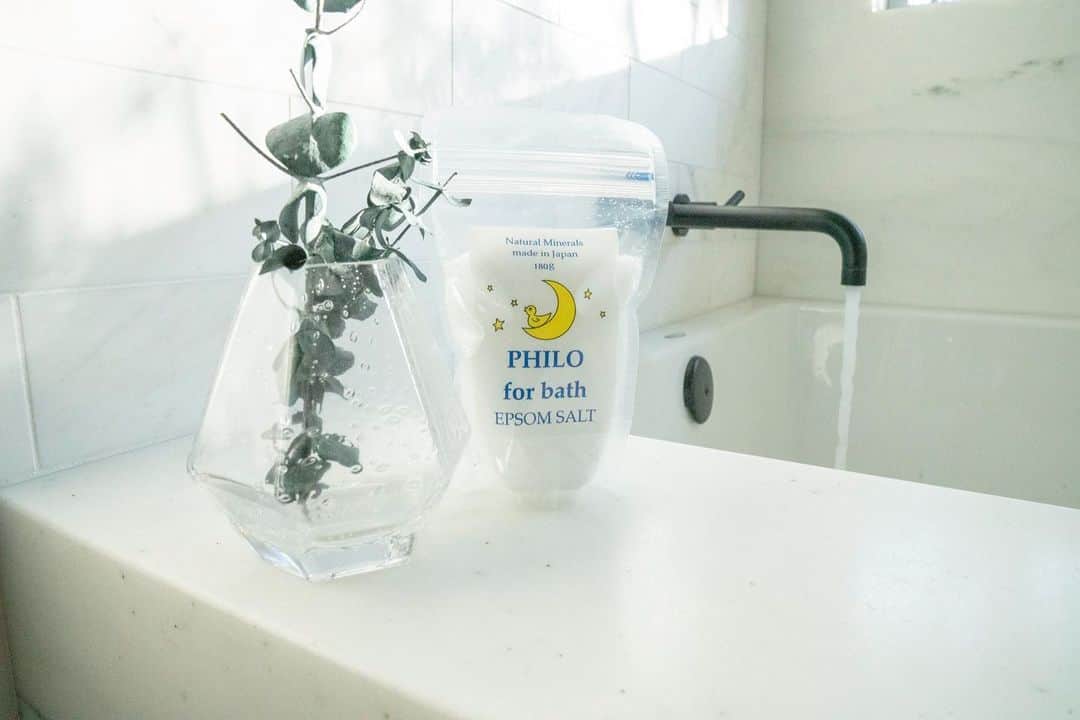 オードリー亜谷香のインスタグラム：「There is nothing more indulgent than bathtime especially with @philo__design 🛁 Nourishing my skin with these healing Epsom salts」