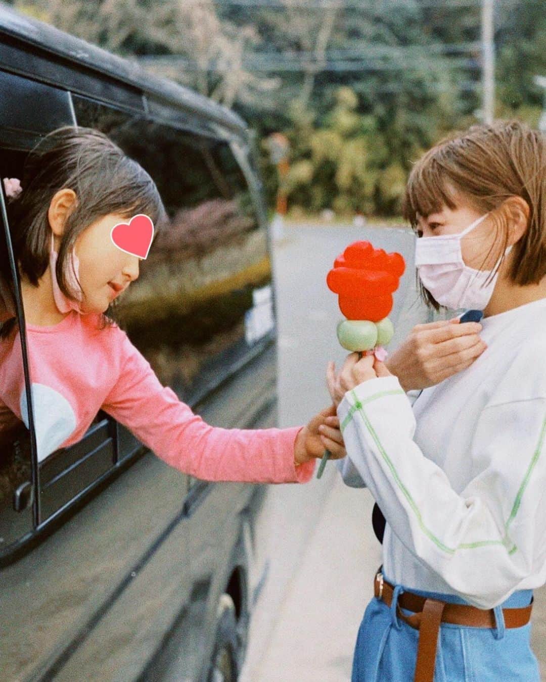 伊藤千晃のインスタグラム：「@i_am_reico さんが撮ってくれた一枚が素敵だった☺️💕 ⁡ この風船、無料でおじ様が公園に来た子供達に作ってくれたもの！ ⁡ ボランティアで土日やっていると話していて、ただただ感動でした🥺 ⁡ 子供じゃないけど、なぜか私にも薔薇をくれました（笑） ⁡ しかも膝までついて渡してくれるから、 ビックリしてる瞬間の写真が2枚目です🤣 　  #風船 #風船おじ様 #薔薇の風船 #いつだってお花は嬉しい」