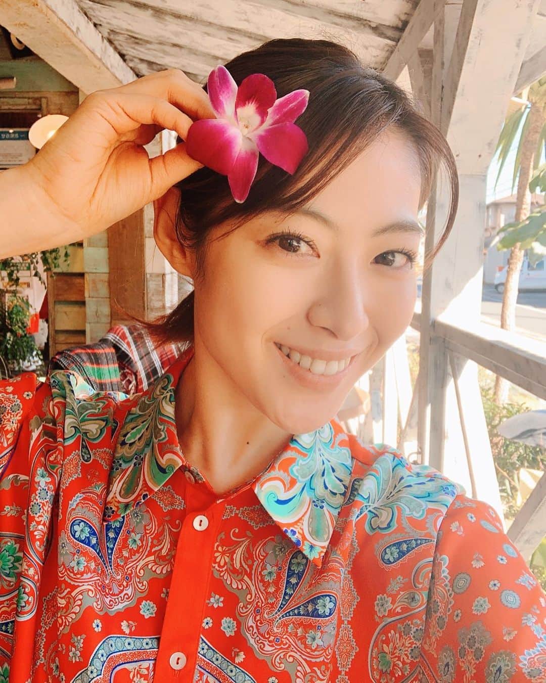 瀧本美織のインスタグラム：「. みんなに沖縄帰り？と突っ込まれた麻里亜シャツです🌺白衣を着るのでほぼ見えなくなる、結果ちょうどいい！衣装さんの計算し尽くされたスタイリングだったのです😎 ついにあと2話となりました🥲 今夜9話、お見逃しなく。  さて、ドラマの前に19時半〜ファンクラブにて生配信です！何をお話ししようかなぁ😀🌈   #ドクターホワイト」