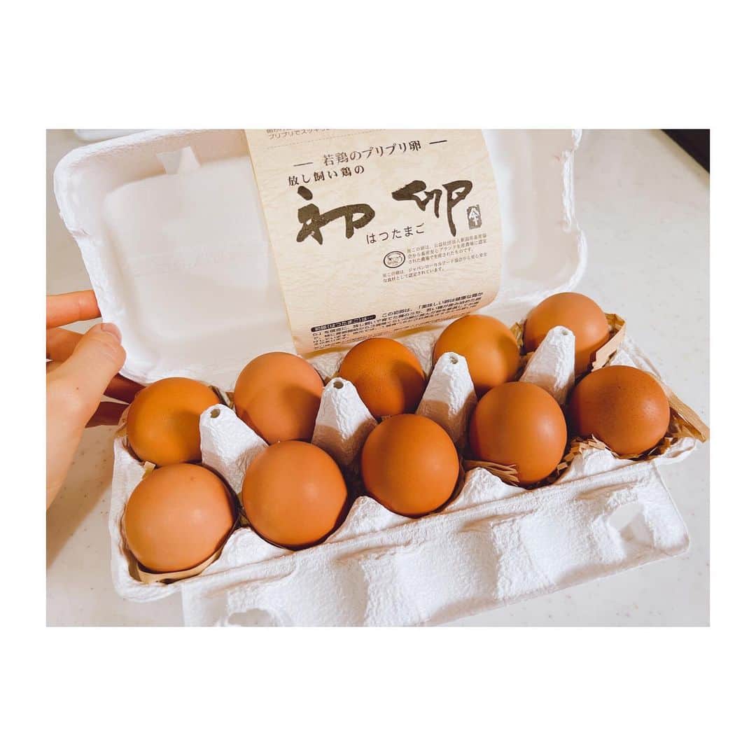 のインスタグラム：「お家にプレゼントが届きました🙊 （まさかのお友達からのサプライズ！）  開けた瞬間、「え！！！！」って叫んでしまいました。 食べてみたかった初卵！ ありがとう〜〜🥺」