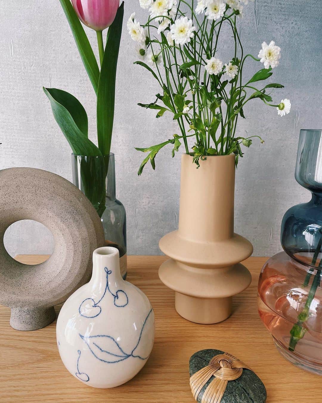 原田沙奈子さんのインスタグラム写真 - (原田沙奈子Instagram)「フルーツのイラストが描かれた @rexdesign.co の花瓶は先日 @sister_market にて🤍 手描きの一点もの。  すき、すき。  #花瓶#フラワーベース」3月14日 11時26分 - sanakoharada