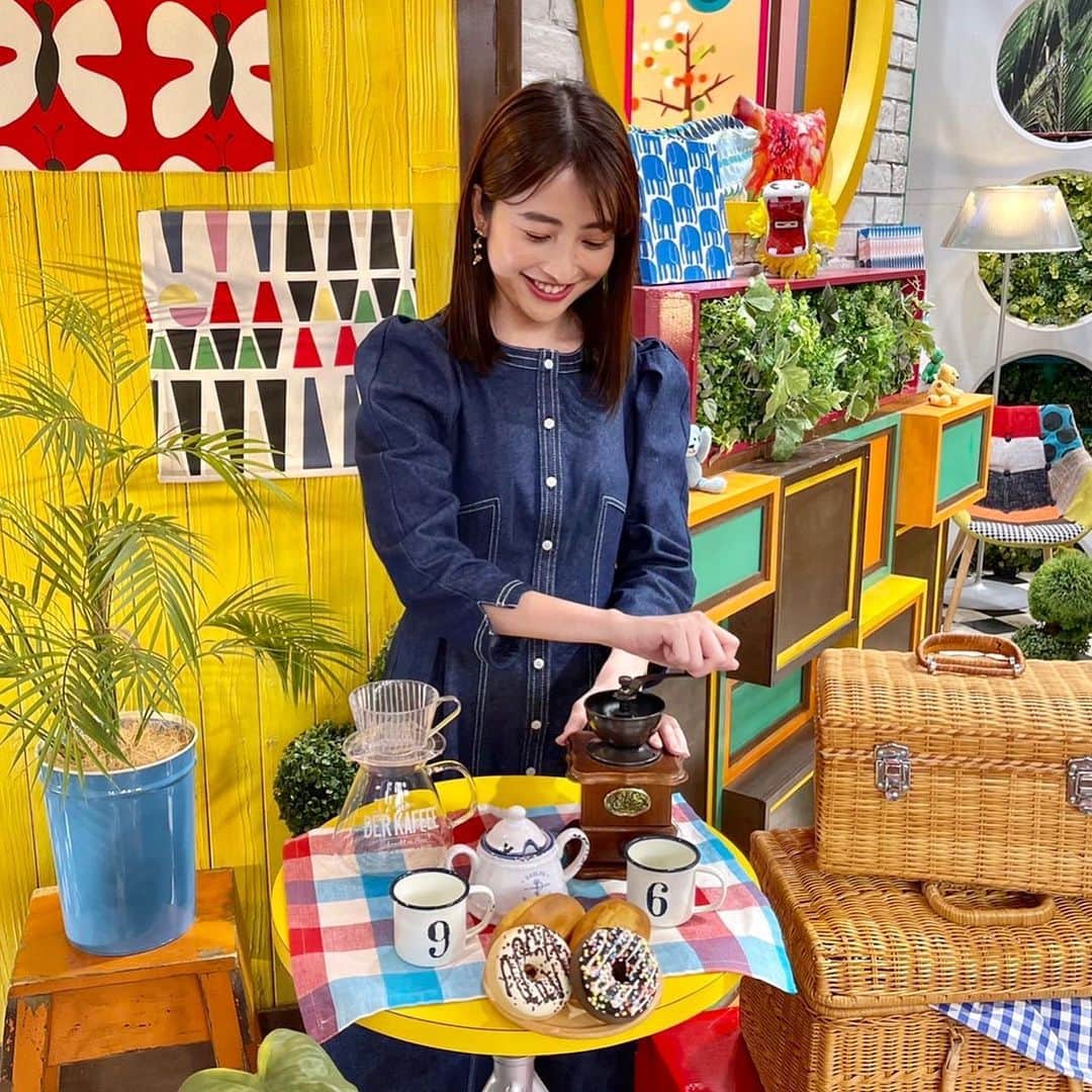 日比麻音子のインスタグラム：「この前のブランチ👑 スタジオの小道具が毎回違うので、 放送終了後いつも探検してます。笑 細かいところまで可愛いのです🥺  お借りしたパンプスもピンクで🌸 すっかり春ですなぁ  #王様のブランチ」