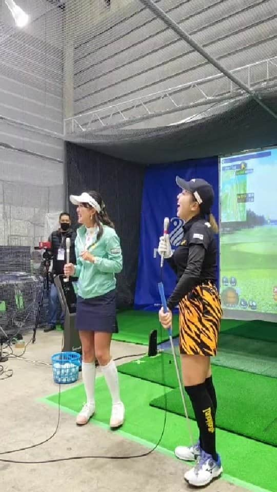 幡野夏生のインスタグラム：「⛳幡野夏生 × 小澤美奈瀬⛳  🔥4plus fitting golf studio&golf salon presents VR GOLF Tournament The 1st🔥 決勝に残った2人の白熱したゴルフプレー、そしてマイクパフォーマンスの戦いをぜひご覧くださいませ🌈 (80分ありますのでお時間ございますときに…⭐)  通常の大会は「お静かに」のプレートが掲げられていますが、今回はシミュレーションゴルフならではの新しいスタイルでの大会でした☺️ギャラリーの皆様が楽しんで下さり一緒に盛り上がってくださることで、このゴルフ業界がより発展していくと信じています⛳ ギャラリーの方の歓声や、MCの方々のコメント、そして選手同士の会話すべてがマイクで聞こえると、なんだかワクワクしますよね🎤そんな臨場感溢れるこの大会が、ギャラリーの皆様と一体となってこれからどんどん大きくなっていくことを祈っております🙏💕 素晴らしい大会を開催していただき、本当にありがとうございました🥺💕  #4plus  #golf #vrgolftournament  #vrgolf  #シミュレーションゴルフ  #シミュレーションゴルフ大会  #バーチャルゴルフ  #幡野夏生 プロ #小澤美奈瀬  #一般社団法人日本バーチャルゴルフ協会」