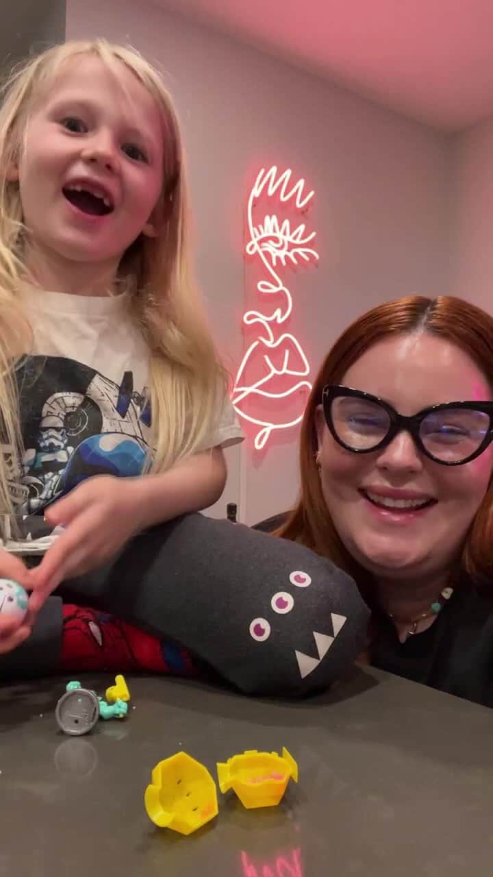 テス・ホリデーのインスタグラム：「Making bouncy balls w Bowie 🤣❤️」