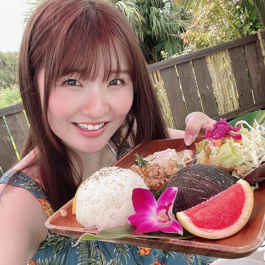 原つむぎさんのインスタグラム写真 - (原つむぎInstagram)「南国の雰囲気に浮かれてる人と美味しかったガパオライス  #沖縄 #亜熱帯茶屋 #ガパオライス #つむグルメ」3月14日 11時56分 - haratsumugi