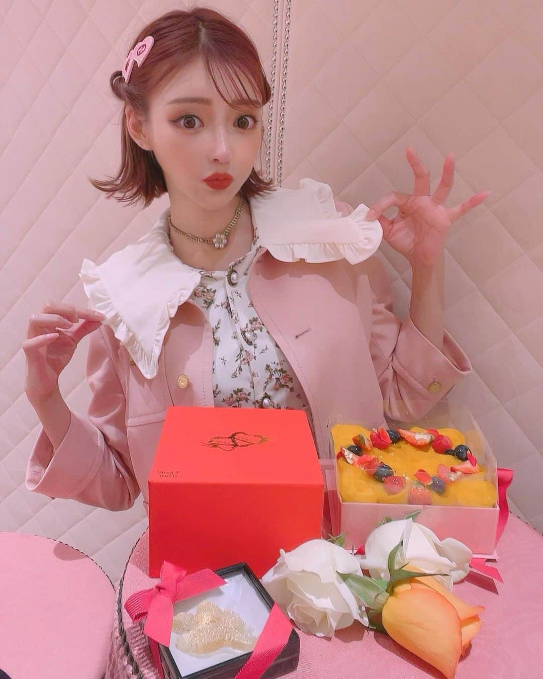 明日花キララのインスタグラム：「@natsuko.ete の作るケーキはやぱり天才だなあ🥭🎂🧡 GUCCIとétéのコラボケーキはいつも特別なオマケ付きで 今回はキラキラエンジェルだよ🤍👼🏻🤍 そして担当様が写真集のお祝いにと キャンドルまでプレゼントしてくださりとっても素敵な時間でした🥲🕯❤︎ いつも可愛いキララ部屋を作ってくれてありがとうございます🦩🌸」