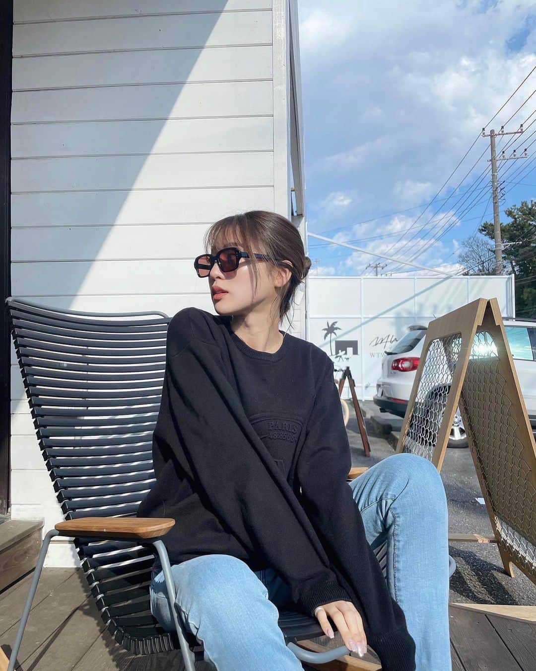 志田友美（ゆうみん）のインスタグラム：「お出かけした時の。 暖かくなってきたネ🕶🖤  🕶 @sabre_japan」