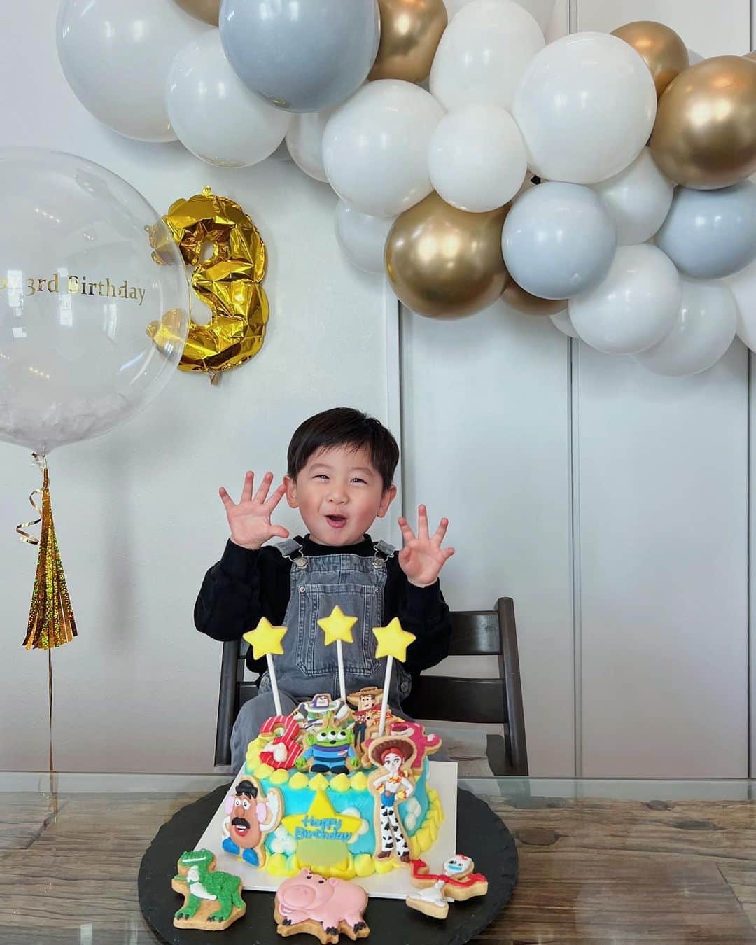 ソンイのインスタグラム：「3歳のお誕生日おめでとう👦🏻🎂 ３月１４日ホワイトデーバースデー🍪🍫🧁  もう3歳かぁ、本当にあっという間だったな🌼 すっかりやんちゃでお喋り好きなキッズで赤ちゃんの頃がすでに恋しい😌  息子の個性をありのままに 心を豊かに思いやりをもって 自分力や自信をどんどんつけて一緒に喜んで 自分自身を大切にできるように 親として向き合って伸ばしてあげたい🌿  だいすきだよ🤍  バルーンは @jeffersonsballoon 🎈 ケーキは @marinehouse_yourstorycake 🎂  #ホワイトデーが誕生日 #3歳誕生日 #誕生日パーティー #誕生日祝い #誕生日飾り付け #誕生日ケーキ #誕生日プレート」