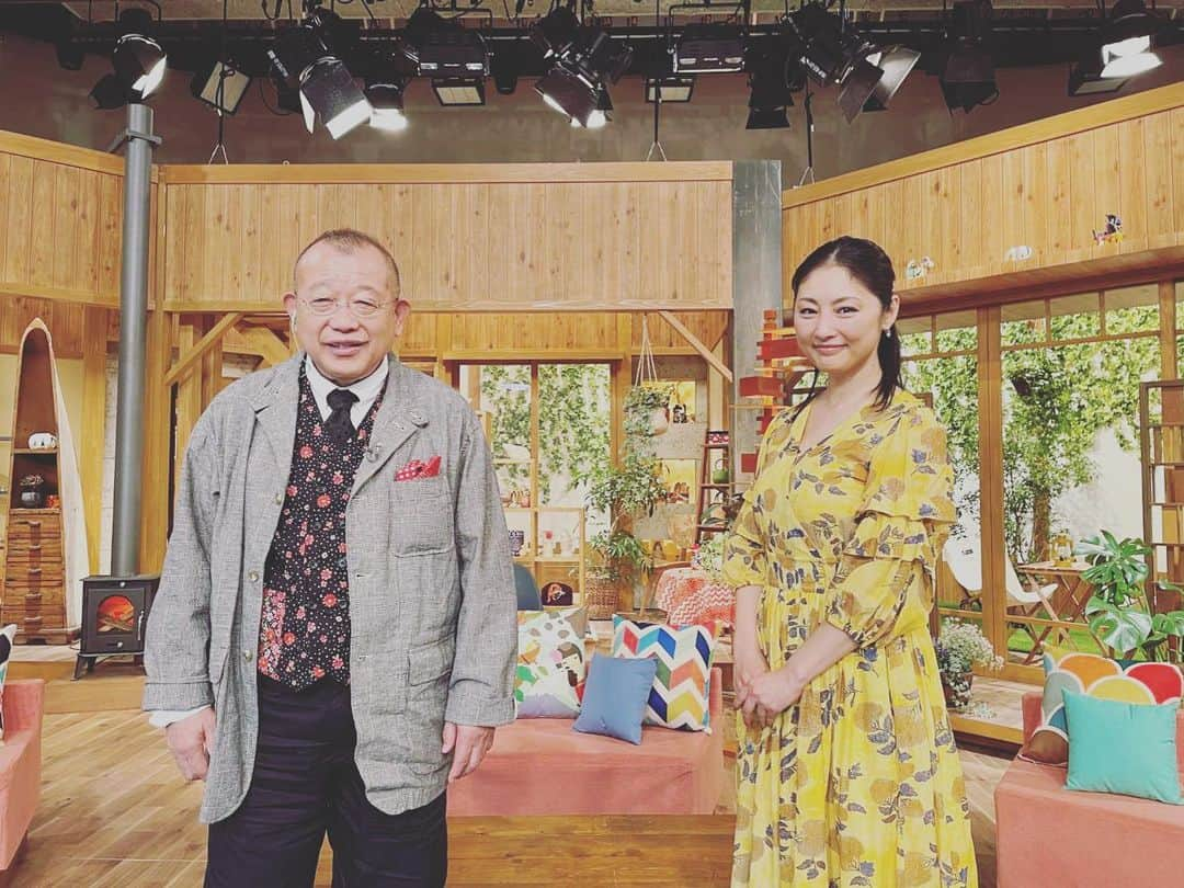 常盤貴子さんのインスタグラム写真 - (常盤貴子Instagram)「NHK「ぶっつけ本番25年！鶴瓶の旅SP」  家族に乾杯でナレーションを務めさせて頂いくようになってから早6年目✨  初めてぶっつけ本番の旅をさせていただいた時から疑問に思っていたことを、鶴瓶さんに直接伺うことができ、感無量✨  私のこれからの人生において、指針となるであろうお言葉をたくさん聞かせて頂けました！！  普段はあまりご自身のことは語られない方だと思うので…本当に貴重かと。 ますます鶴瓶さんのことが好きになっちゃうSPです（笑） ええこと言わはるねんっ！！  番組の仲間に入れて頂けて本当に幸せですっ✨ これからも、宜しくお願い致します💕  #家族に乾杯  #家族に一杯   #永久保存回  #鶴瓶さんの言葉に感動」3月14日 13時17分 - takakotokiwa_official