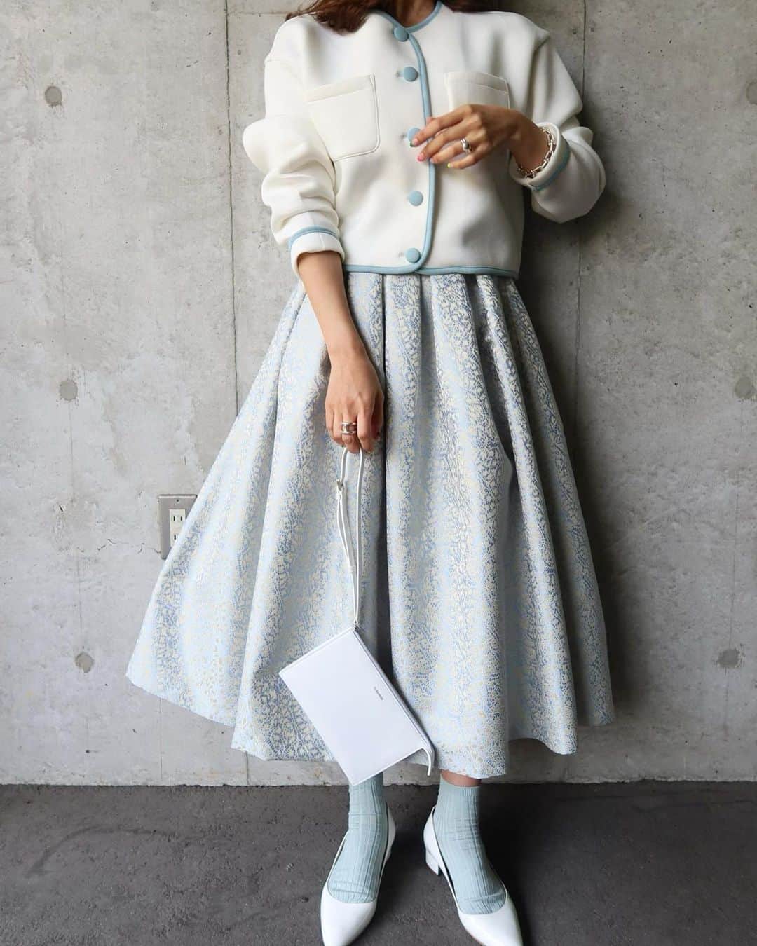 Mai Wakimizuのインスタグラム：「white×blue♡♡撮影中、小さな女の子に"プリンセスみたーい！"と言われ嬉し恥ずかしながらも浮かれた♡笑 ジャガードスカート、1番合わせやすく使いやすいのはこの色かな♡(4枚目が分かりやすい)夏はシンプルに白T合わせも良い♡同時発売のボンディングカーディガンとのカラーもぴったりでこの上下がお勧めのスタイリング＼(^o^)／ #wakkinstyle#ootd#coordinate cardigan:#linkable @linkable_official(今週17日発売予定) skirt:#linkable @linkable_official(今週17日〜予約販売予定)」