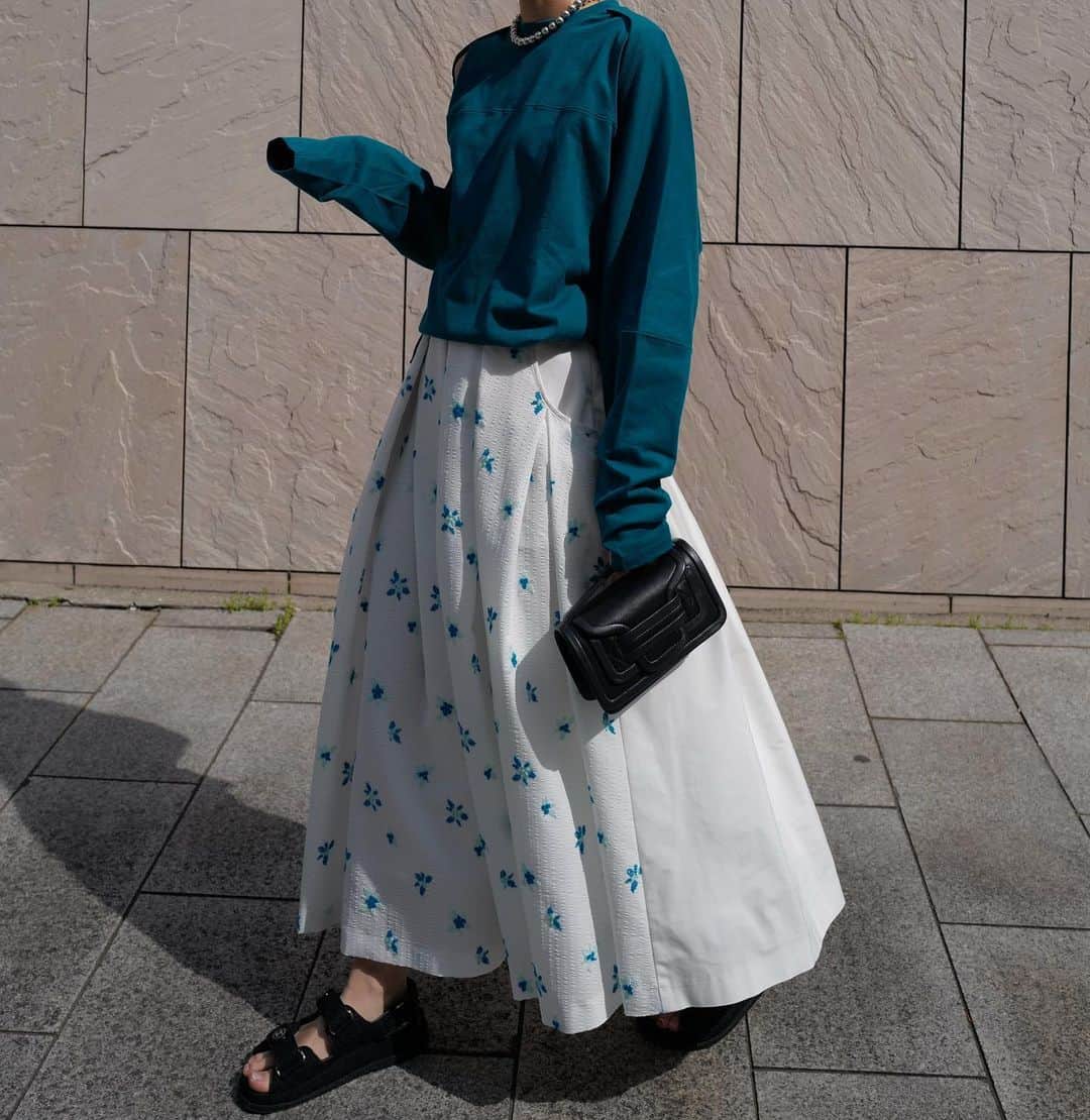 正中雅子のインスタグラム：「作ってる段階からお問合せの多いエンブロイダリーシリーズがTOKYO POPUP STOREより先行発売致します！！  今回は、スカートバージョンもあります☺︎スカートは後ろがメモリー素材を使用した配色デザインで甘くなく履けるのもポイントです！  この素材は日本の生地でCOOL MAXという通気性・速乾性にもたけた素材でどのアイテムも蒸し暑い夏にぴったりで昨年もめちゃくちゃ使いやすくて今年もリピート！  MACHATTオリジナル刺繍生地です🪡  そして、このカットソも個人的におすすめでボレロを羽織ったようデザインでロンT風に着たり 肩にかけたりと自由自在です🕊  TOKYO POPUP 先行item🗼  #MACHATT #masaco服」