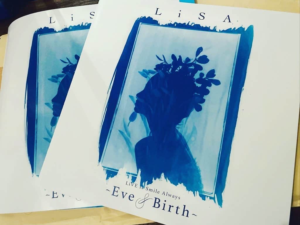 のインスタグラム：「LiVE is Smile Always〜Eve&Birth〜のパンフレットが出来てきた。  11歳。"1"って新たな始まり。 いつのまにかすくすく生えた新芽のような。 10周年散々振り返って来たから、始まりくらいは前を向いて。  今の気持ちを素直に届けさせてくれる曲たちと、4月を迎えます。 今は楽しませてもらえる瞬間を抱きしめながら15周年へ進みたい気持ち。  カップリングツアーもしたいし再演とかもしたいしFCツアーもしたいしワールドツアーもしたい。 そんなこと考えられちゃうくらい、大切な曲がたくさん。幸せで充実した10年だったな。 また飽きるまで進んだら、ゆっくり振り返りながら過去を味わいながら遊ぼう。こりゃ、15周年には15ツアーは必要だな😵‍💫💪 15周年は5年かけてお祝いしよう。笑 そしたらすぐ20周年だね🥂 毎年お祝い😵‍💫  まずは、今を味わう #LiSAEB よろしくね。」