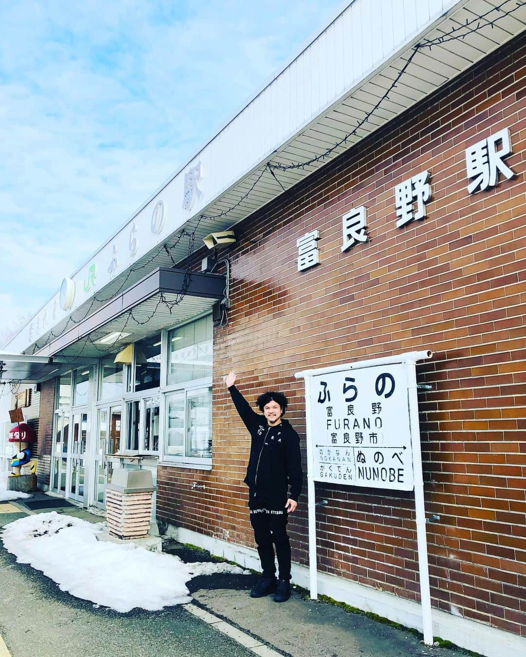 Mr.都市伝説 関暁夫さんのインスタグラム写真 - (Mr.都市伝説 関暁夫Instagram)「北の国からが大好き過ぎる💕 純に蛍に五郎さん🇯🇵✨ 北海道は富良野駅！テンション上がる🔥  #関暁夫 #都市伝説 #北の国から #富良野」3月14日 15時56分 - sekielberg