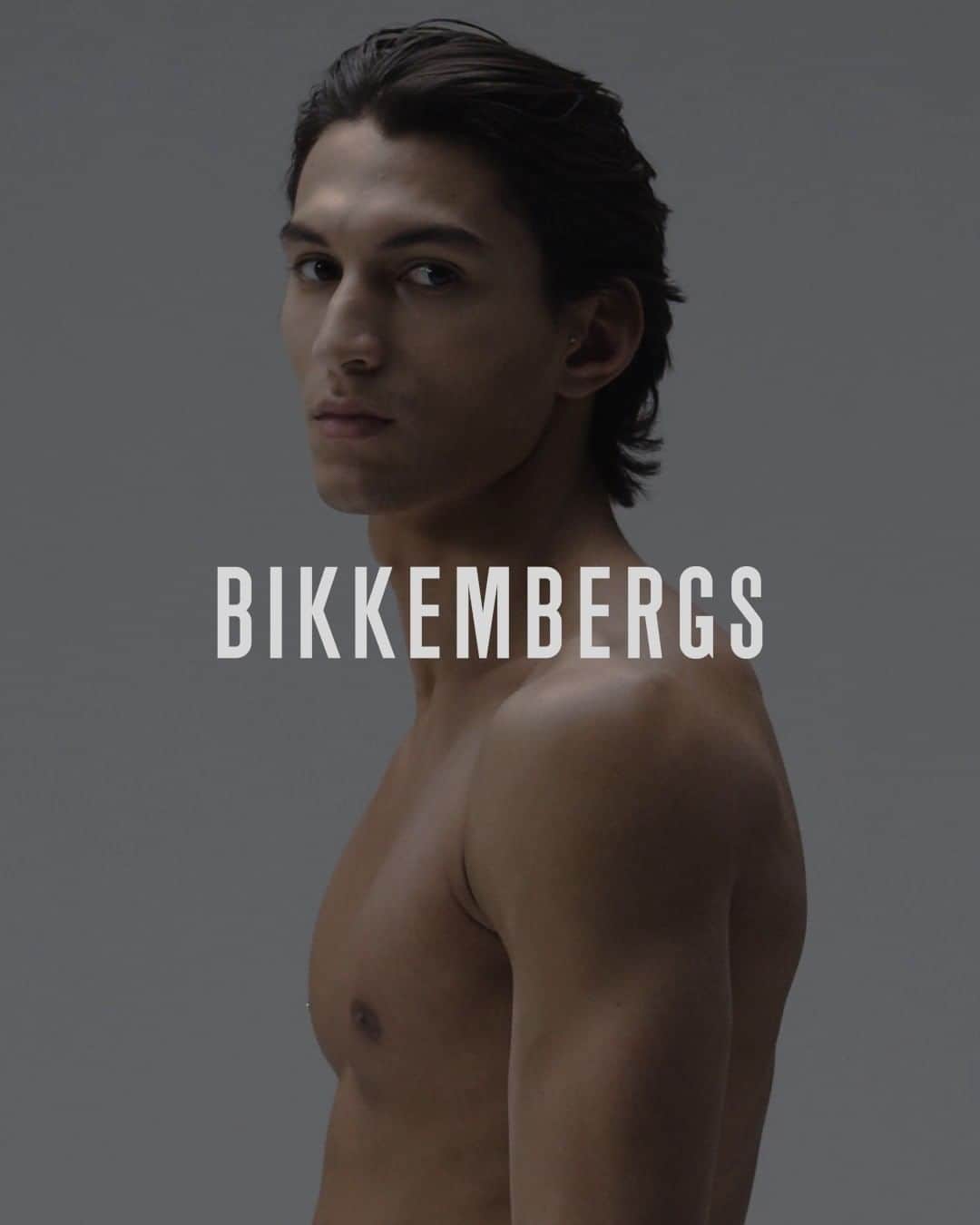 ダーク ビッケンバーグのインスタグラム：「Stay strong, jump high, achieve your goals! More Bikkembergs’ SS2022 fashion on our online store.  #DirkBikkembergs #Bikkembergs #SS22」