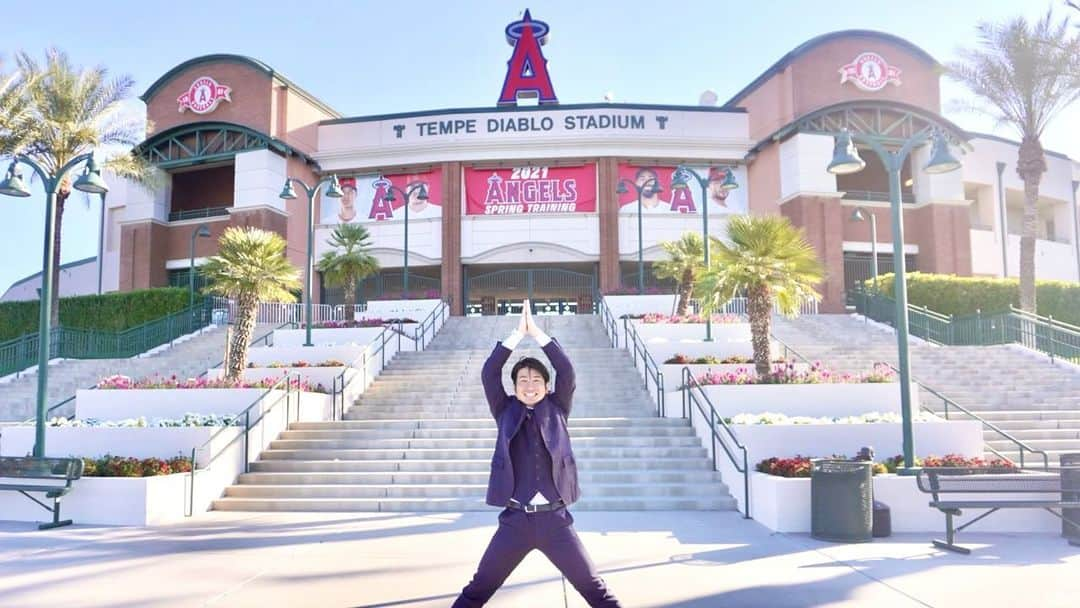 福田太郎のインスタグラム：「MLBも球春到来⚾️🌸 いよいよ、僕の挑戦も、はじまります！ ちょうど５ヶ月前、アナウンス部の面談で、 『アメリカで勉強したいです！』と伝えました。 ⠀ 理解して、背中を押してくれたHTBの上司や同僚。 MLBへのアドバイスと共に、支えて下さった方。 そして、応援してくださる皆さんのおかげで、 元気いっぱいアメリカにやって来られました！！ ⠀ 心から感謝しています。 ありがとうございます！！！ ⠀ #MLB #SpringTraining #baseballisback  #Angels #ShoheiOhtani #エンゼルス #大谷翔平 選手 #TAROFUKUDA #福田太郎 #TaroAmerica 『お決まりの”A”を、またここで。』 ⠀ #メジャーリーグ 武者修行の旅 とってもドライなアリゾナの気候と、 お水を全然飲めず脱水症状になったことで 足が攣る→ストレッチ→足が攣る→悶絶 を繰り返していました😫 さっそく『身体だけは気をつけて！』 という言葉が、身に染みています🥵 #31歳 #もう若くない 説。多分スーツのせい。」