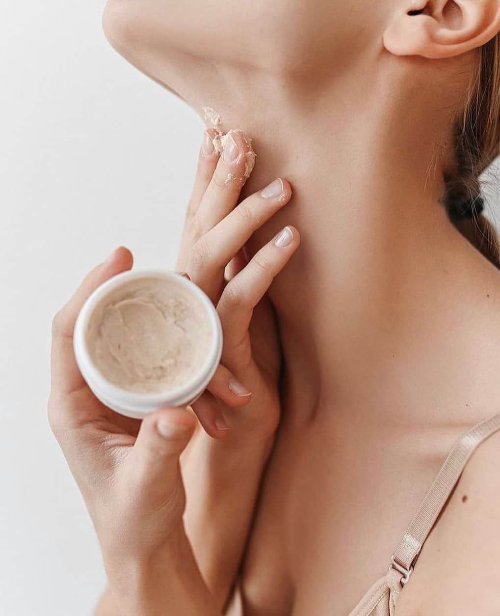 Biologique Recherche Russiaのインスタグラム：「🔸Кремы Biologique Recherche дополняют действие основных сывороток, обеспечивая комфорт коже и защиту от неблагоприятного внешнего воздействия. 🔹 Они содержат большое количество активных ингредиентов. 🔹 Благодаря уникальной консистенции их легко наносить, и они не оставляют на коже пленку  #biologiquerecherche #buildingbetterskin #followyourskininstant」