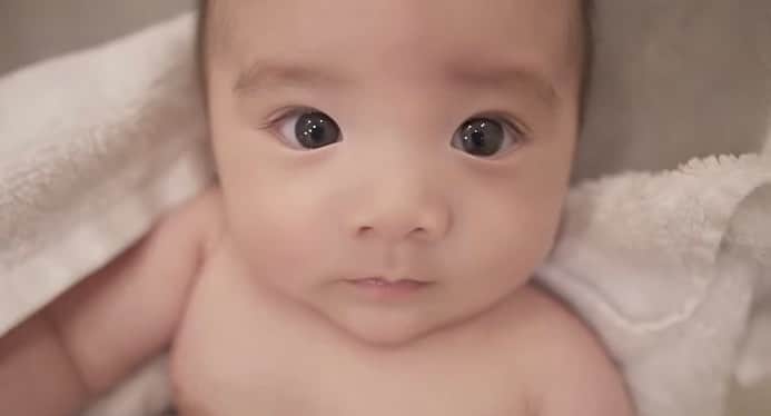 のインスタグラム：「【ワンオペ育児】 一人でお風呂に入れる方法。 生後2ヶ月のお風呂ルーティン  https://youtu.be/UkTRK10q2Hs  ちょうど2ヶ月の時にとった動画です♡ 私なりの入れ方なので 人それぞれかと思いますが、、 よくメッセージでルーティン動画にしてくださいといただいてたのでしてみました‼︎  そしてワンオペおふろ最初のほうは困ってたのですが、 沢山の方からこのやり方がおすすめですよ💕など教えてもらったおかげです🤍  動画私うるさいかもですが、、 良かったらみてやってください✨ 毎日ちょっとずつ あっ❕これもできるって余裕もでてきて、 もうすぐ3ヶ月だから 変わっていってますが、、こんな感じです。  そしてお風呂動画は記録しとくのおすすめです🥺 新生児の1ヶ月間の沐浴なんてあっという間なので、、動画に残しておいてよかったとめちゃくちゃ思っています！  ワンオペって大変かと思いますが、、ベビと楽しんでいます😍  おふろはいつまで一緒に入ってくれるのかなとか考えちゃいます😂🥺  ずっと一緒にはいりたいな、、😂 #ワンオペお風呂 #ワンオペ育児  #生後2ヶ月」