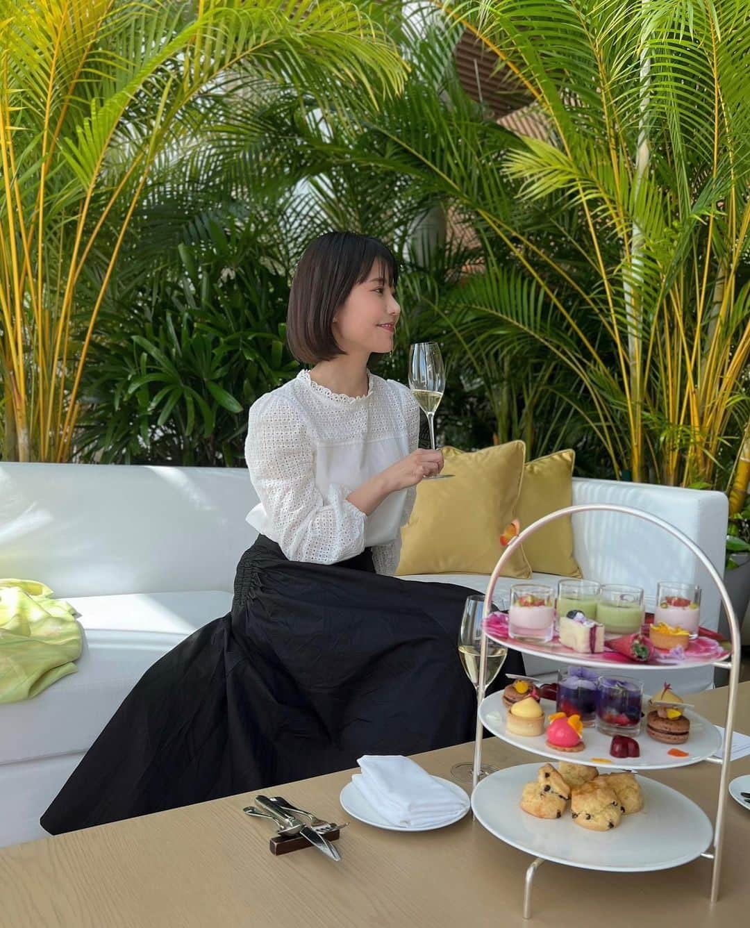 林村ゆかりのインスタグラム：「美女と虎ノ門エディション🫖💛 緑がいっぱい。 今日は暖かくて窓際気持ちよかったです。（暑いくらい）笑  #afternoontea #アフタヌーンティー#虎ノ門エディション #edition#東京アフタヌーンティー」