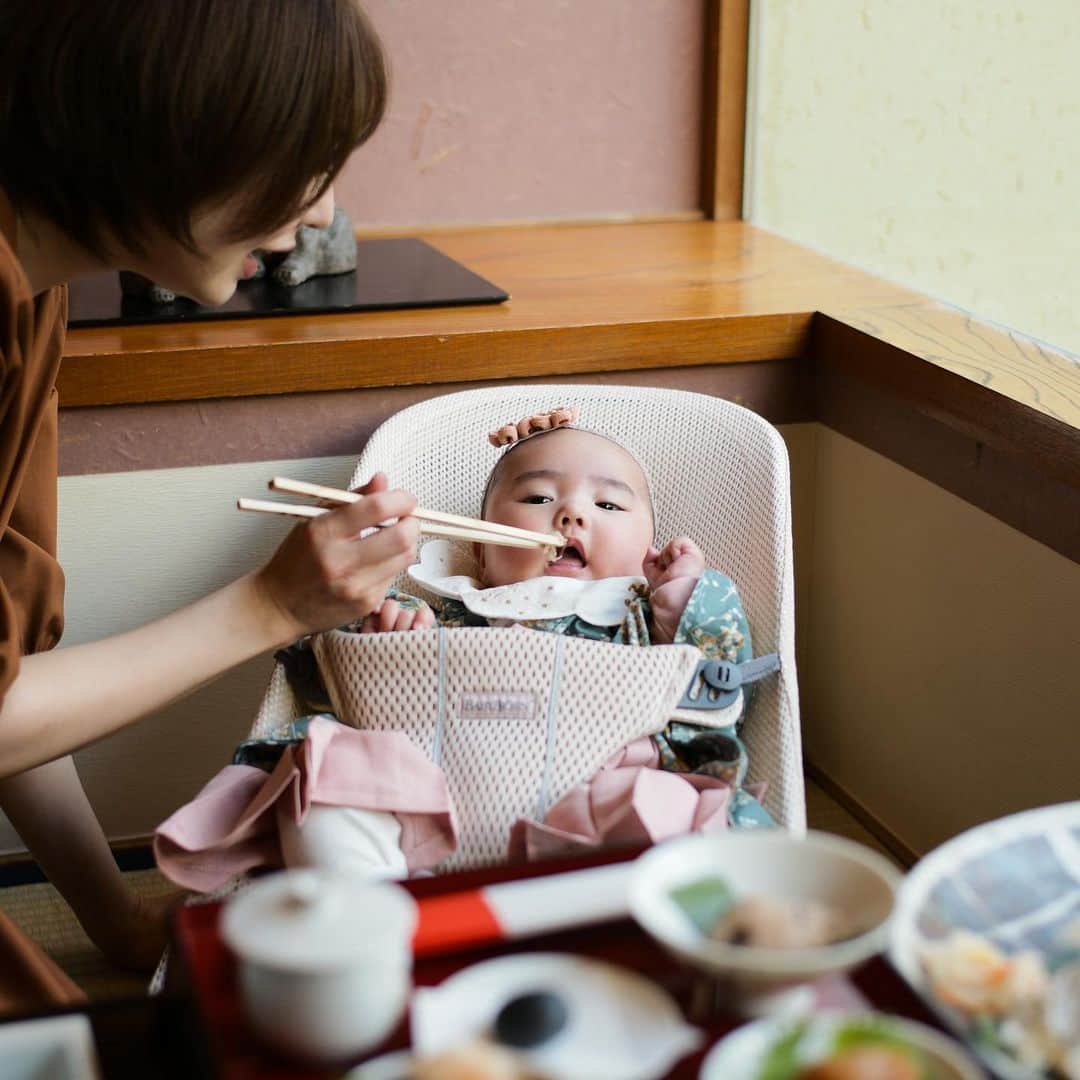おのののかのインスタグラム：「＊ 先日、娘の百日祝いを行いました。  初節句のときも "お祝い事は日にちにとらわれず 赤ちゃんの体調や天候の良い日、 なによりパパママの余裕があるときに 笑顔でやることが大事ですよ〜"と 優しいメッセージをたくさんいただいて、、🥲✨✨  約１ヶ月遅れてしまいましたが 無事に実行できて良かったです🙏🌸  お箸でちょんちょんするとお口を開けて 今にも食べちゃいそうな娘。 あっというまに成長しちゃうんだろうなぁ、、😭✨✨  嬉しい反面、いつまでも指を握られながら ミルクをあげてたい、、なんて👶🏻🍼笑  健康にすくすく育ってくれますように。 生まれてきてくれて、本当にありがとう。✨」