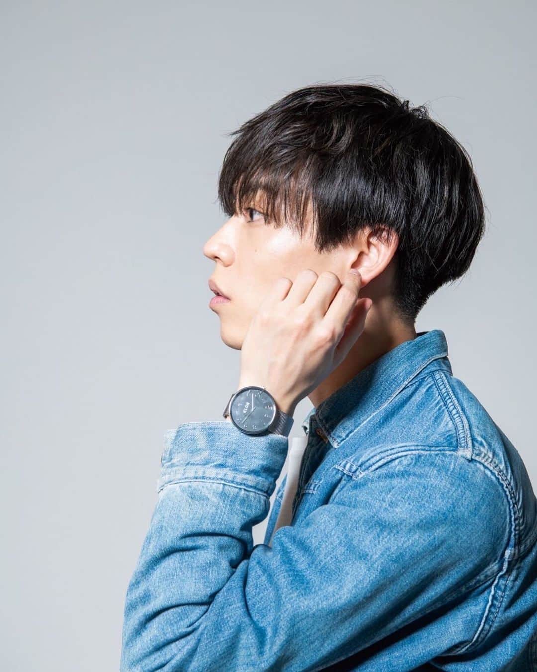 のインスタグラム：「写真集「both」の中でKLONの腕時計を着用させて頂きました⌚️  シンプルでかわ😌  #KLON」