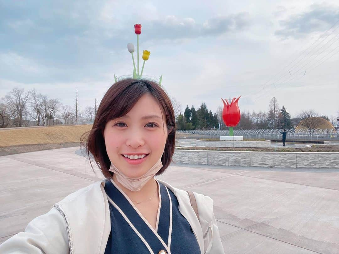 南條早紀のインスタグラム：「【🌷🌷🌷】  きのうは砺波のチューリップ公園を お散歩してきました🌷  新しいチューリップタワーになってからは初めて！ つい、頭からチューリップ 生やしたくなるよね☺️🌷  妖怪アホマルダシ（アホ丸出し） って感じになってるけど。笑  チューリップフェアまでは まだまだということで、 全然咲いていなかったけど、 たくさんの🌱があった！  ぽかぽか暖かくて気持ちよかったな〜☺️✨  チューリップも、桜も、 雪解けの後の富山の春 とても楽しみ🌸  花満開の春を待つこの時期の富山が 本当に好きだなぁと改めて感じました🍀  🌷-----------------------🌷  ＼ブログはじめました／  💁🏻‍♀️#なんじょうのにちじょう 主に産休中の妊婦生活について更新✏︎  プロフィールトップから飛べます💫  🌷-----------------------🌷  #富山県 #砺波市 #富山 #砺波 #チューリップ公園 #チューリップ #散歩 #春 #春が待ち遠しい  #富山旅行 #富山観光 #富山好き #アナウンサー #南條早紀 #🌷」