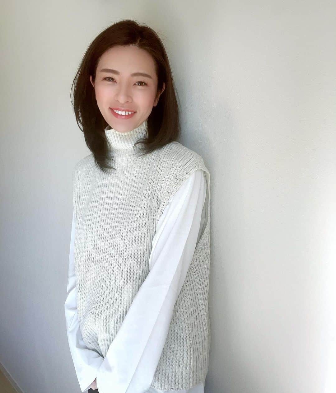 山崎智花のインスタグラム：「毎日時間が経つのが早く感じる😌 充実してる証拠だし毎日が幸せです🍀  春… 夏…  ここから好きな季節がやって来る😆  #充実 #miraowen #キャリアウーマン #アラサー女子 #アラフォー女子 #大人カジュアル #ラフコーデ #大人シンプル #ホワイトコーデ #ホワイトデー」