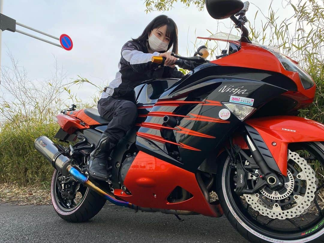 AMIさんのインスタグラム写真 - (AMIInstagram)「・ ・ ・ 暖かくなってきたからいっぱいバイク乗りたい！！！ 14rがかっこよすぎて、はぁ😮‍💨ってなる、、 ・ ・ とりあえず、桜と14rで写真撮りたいなー🌸良いスポット教えてください🙋‍♀️🙋‍♀️ ・ ・ ・ ・  #バイク #バイク女子 #bike #バイクのある生活  #バイクのある風景  #バイクが好きだ  #バイク好きな人と繋がりたい  #バイクウェア #kawasaki  #z900rs #zx14r #hyod #ダイネーゼ」3月14日 18時54分 - cococococo129