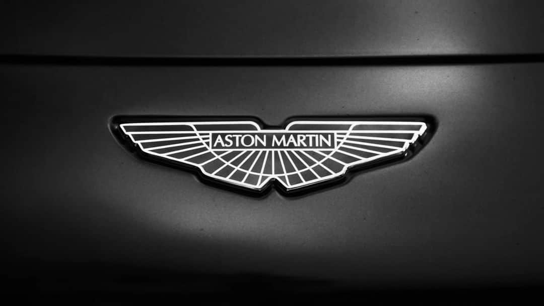 アストンマーチンのインスタグラム：「Born with an unapologetic presence and a deafening roar. V12 Vantage is the latest descendent of an iconic bloodline.  Arriving 16.03.22.  #AstonMartin #V12Vantage #NeverLeaveQuietly」