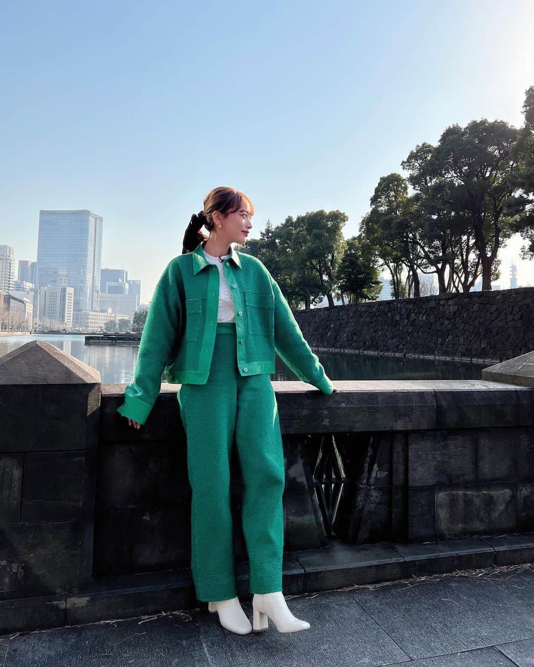 近藤千尋のインスタグラム：「先日のロケにて、 また緑の衣裳選んでる私。。笑😂💕 このセットアップ可愛かったなぁ✨ 弾丸ロケでしたが とっても楽しかった！！ スタッフさん、共演者の皆さんとの 絆が深〜くなった気がする😇 #後ろ姿シリーズ #今回はたけるん  この日の様子は 4/1放送されます🤍🤍🤍📺　　 #ラヴィット  ウェア @maisonspecial_women  アクセサリー @daughtersjewelry  #近藤千尋衣装」