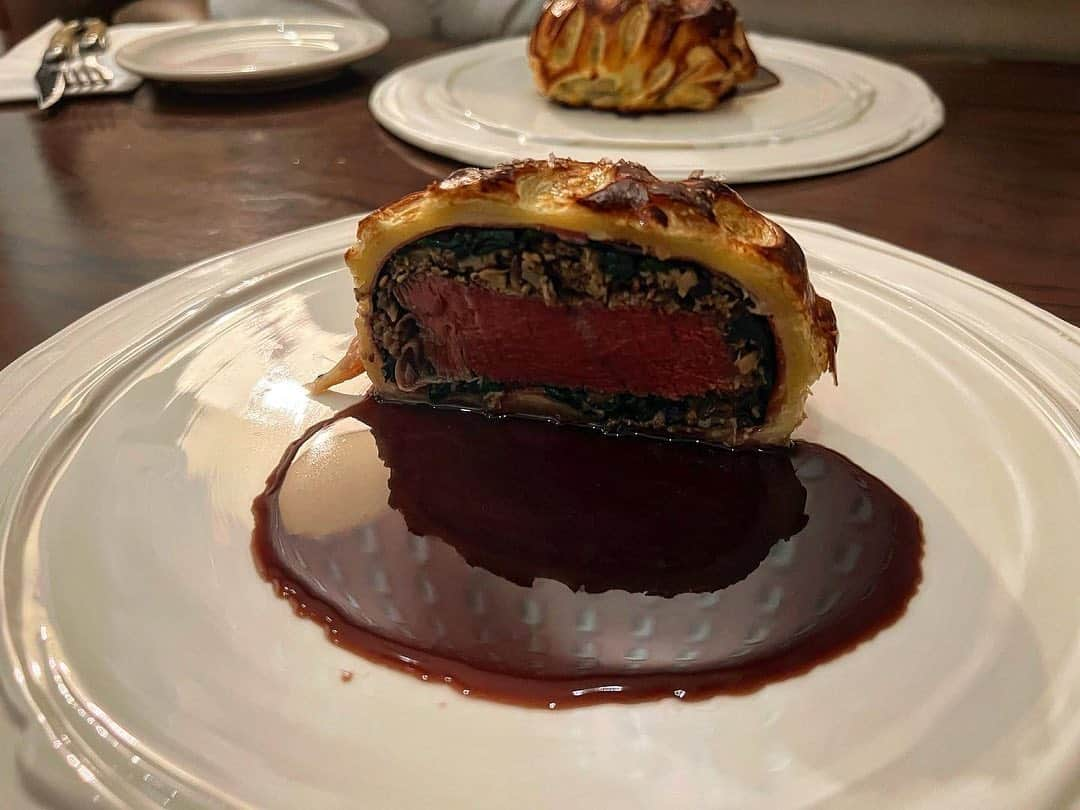 チェ・ソンジュンのインスタグラム：「와.. 미쳤다.. 한정판매 메뉴 금일 출시 🌟 #비프웰링턴 #BeefWellington #아베크청담 #예약필수」