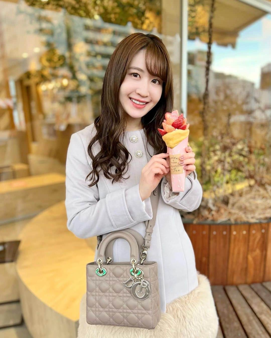 沢井里奈のインスタグラム：「⠀ ⠀ クレープが食べたくなって @rocca.creperie.nagoya 🧁🌸 　 "あまおう"と"淡雪"の2種類のいちごが 花束みたいに盛られたクレープ🍓💐 美味しかった、、🥺💕💕 　 　 #さわーコーデ 🧥outer： #MIIA 👢shose：#DIANA 👜bag：#Dior 　 まだ寒かった時だから ファー付きコート着てるけど、、 最近日も長くなって暖かいですね🌸🌿 　 　 #さわーコスメ 🎨eyeshadow：#BIDOL THE アイパレ 01 本命のブラウン 🪞highlight：#Dior ディオールスキン フォーエヴァー クチュール ルミナイザー 02 ピンクグロウ 💄lip：#OPERA リップティントN 06 ピンクレッド 💅🏻nail：#Herlipto Nail Polish N°AMETHYST 　 　 #roccaandfriendscreperie #さわーカフェ巡り」