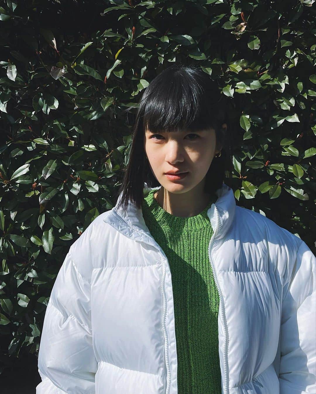 新井貴子のインスタグラム：「まだ寒かった頃、👨🏾が撮ってくれた写真。(日に日に腕をあげております。)  春服をせっせと引っ張り出してくる時期ですねぇ。。🦦🍃」