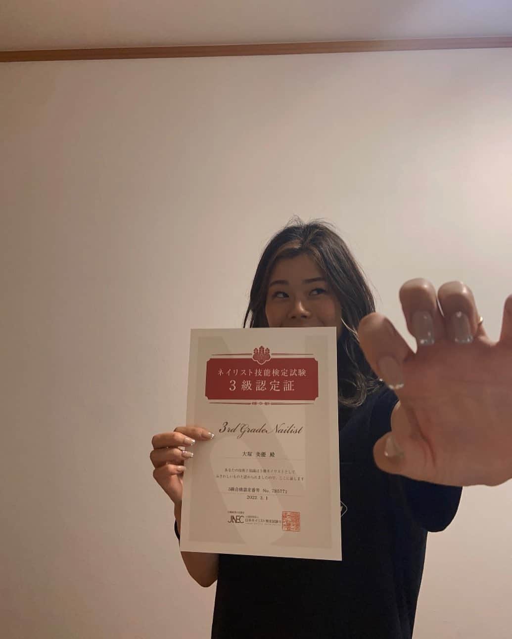 大塚美優のインスタグラム：「無事にディプロマ届いてスクール卒業💅 爪って自分の目で見えるもので癒されるし綺麗になれるし年齢、男女関係なく楽しめるものだと思う🔥✨  試験モデルになってくれた友達と応援してくれた家族には感謝！いつか自宅サロンと出張ネイル考えつつ今は趣味で🥳  I have the 3rd grade nail artist skill  JNA Nail Artist Skills – 3rd Grade JNA Gel Nail Skills – Beginner  Hygiene Management  #nail#自宅ネイル#出張ネイル#ネイルモデル#初心者#セルフネイル#selfnail#ネイル#jna」