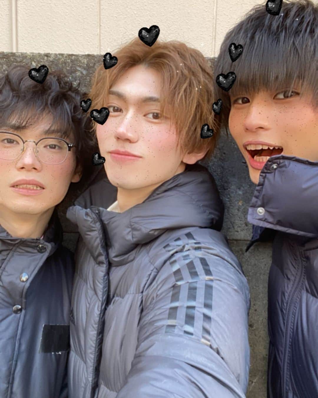 樋口晃平のインスタグラム：「加工で遊んでみた3人🐧🍑🐶 それにしてもひろさん慣れてないなぁ〜。笑笑  #暴太郎戦隊ドンブラザーズ  #ドンブラザーズ」