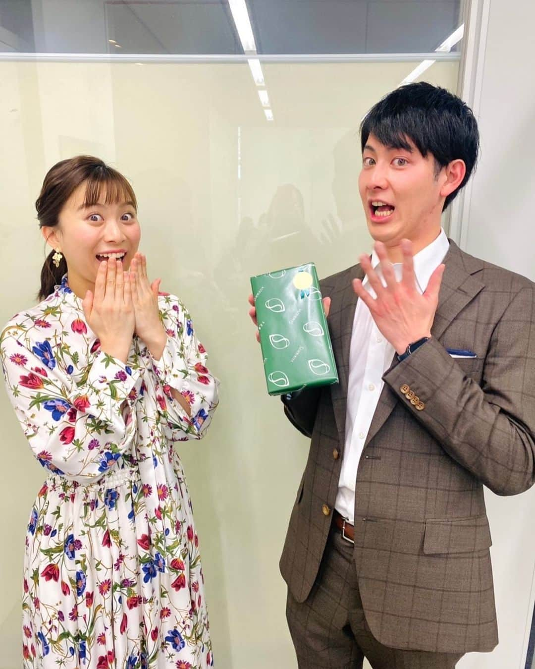 テレビ朝日「グッド！モーニング」さんのインスタグラム写真 - (テレビ朝日「グッド！モーニング」Instagram)「． 草薙和輝です！ 今日、3月14日はホワイトデーでしたね！  放送後には 女性陣に日頃の感謝を込めて🙇‍♂️  同期の雪乃さんにもしっかり感謝です🙏  今朝のエンタメ検定のコーナーでは 『やってみたかったこと』 について話しましたが、  皆さんは、過去に遡って やってみたいことはありますか？  私は思い切って 髪を染めてみたかったですね😎笑  坪井さんの代役MCも金曜日まで頑張ります！  一週間よろしくお願いします🤲  #テレビ朝日 #グッドモーニング #3月14日 #ホワイトデー #感謝 #過去に遡って #やってみたいこと #髪を染めてみたかった #アナウンサー #山本雪乃 #山本アナ #同期 #草薙和輝 #草薙アナ」3月14日 20時18分 - good_morning_ex