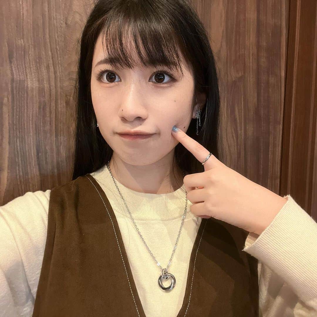 加藤一華のインスタグラム：「. 今日はホワイトデーですね🌼  さて、うちのリーダーよっちからも お返しが来ましたよっと、、、😆  可愛いイヤリングもらって喜んでたらwww  次々にペアルックを思わせるような ネックレスや指輪まで出てきてww おかしいな？普通じゃないなって😹😹笑  よっちのメンバー愛の重さ(深さ？w)が 伺えたホワイトデー企画でした🤣🎁 他のメンバーも凄かったから見てね🍫  #ホワイトデー #よっちありがとう🤣 #ボンボンTV #今日の動画へGO #案外しっくりきて写真撮る😂🤳 #撮影後はみんなでお返しの見せ合いになった笑 #クセ強すぎて笑いました #未だMY撮影バッグに入れて持ち歩いてる😹 #どみちゃんは歩くたびカラカラ音鳴らしてるし #なるはアレを担いで帰宅しましたとさ🤣」