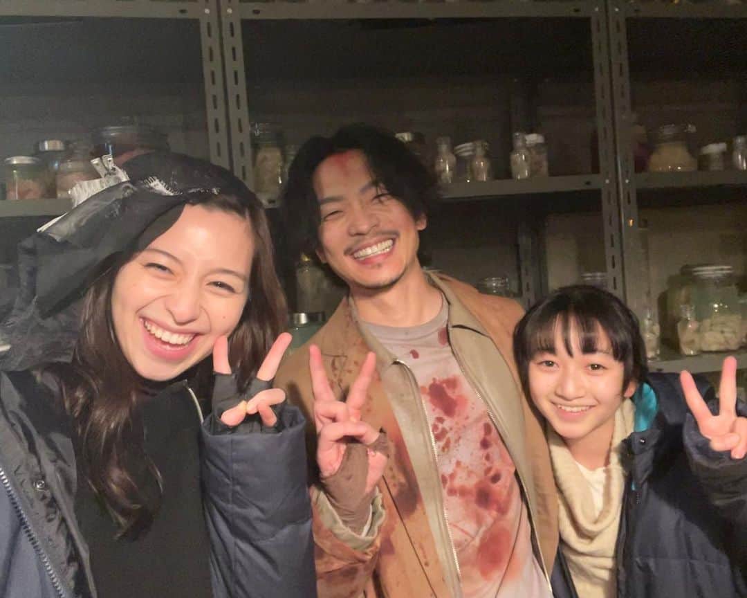 横溝菜帆のインスタグラム：「.  『 #君と世界が終わる日に 』 season3 第3話、配信中です🧟‍♀️  来美役の中条さんと 坪井役の小久保さん ⚔  役のイメージとは違い、 現場での小久保さんはとても紳士的で いつも笑顔で優しい方です☺️  #中条あやみ さん #小久保寿人 さん」